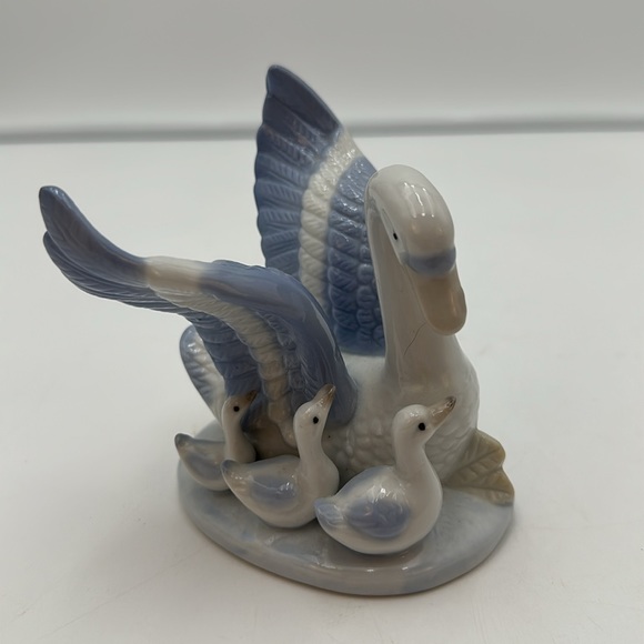 Blue & White Porcelain Swan with Cygnets - Picture 13 of 16